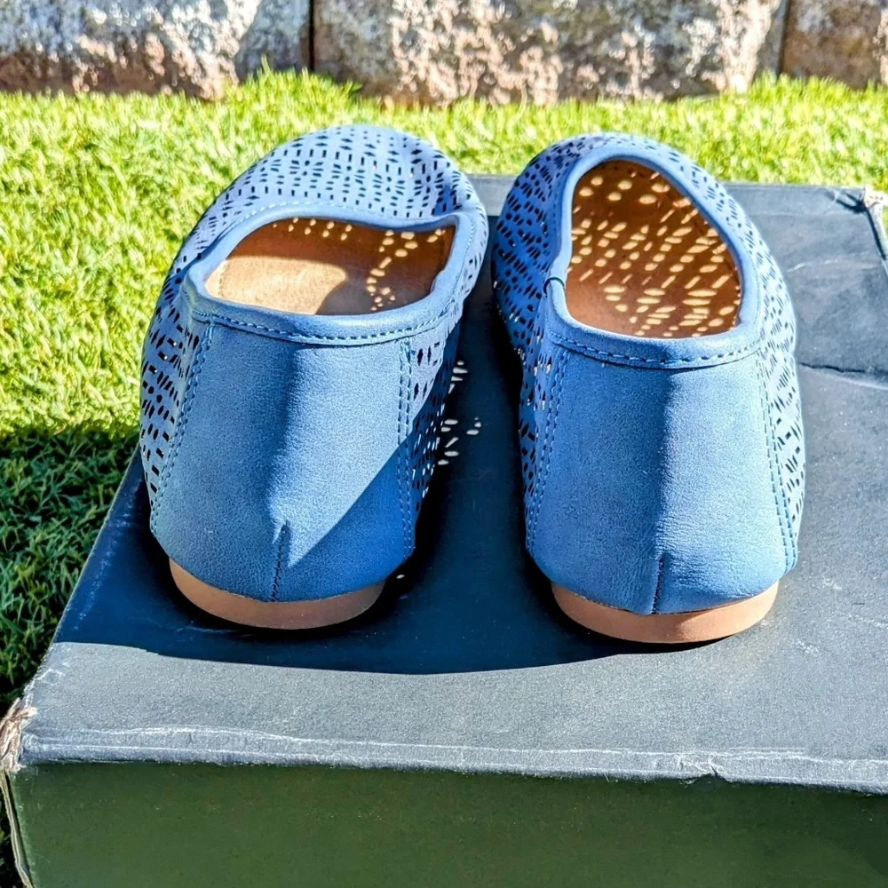 White Mt. Santina Blue Sz 6M Womens Rubber Sole Flats Geometric Round Toe Shoes - Picture 4 of 5